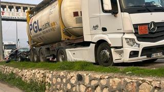 D-650'de park halindeki tıra çarpan otomobil hurdaya döndü: 1'i ağır 3 yaralı