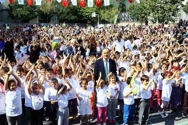 Bin 380 çocuk işaret diliyle İstiklal Marşı okuma rekor denemesi yapacak