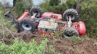 Kontrolden çıkan iş makinası şarampole devrildi: 1 yaralı