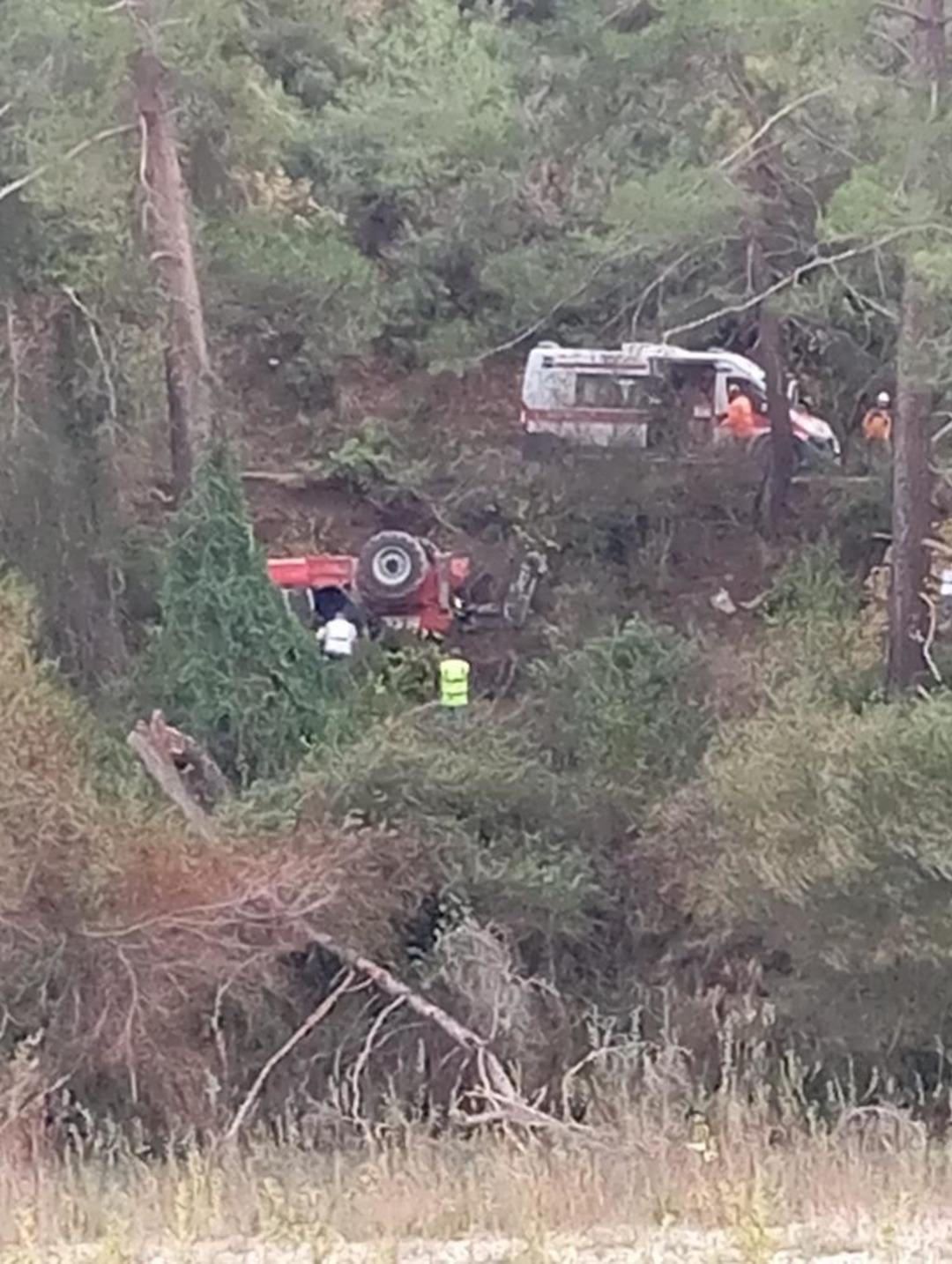 Kontrolden çıkan iş makinası şarampole devrildi: 1 yaralı 2