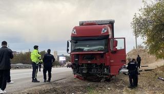 Kavşağa aşırı hızla giren tır otomobile çarptı: 1 ölü