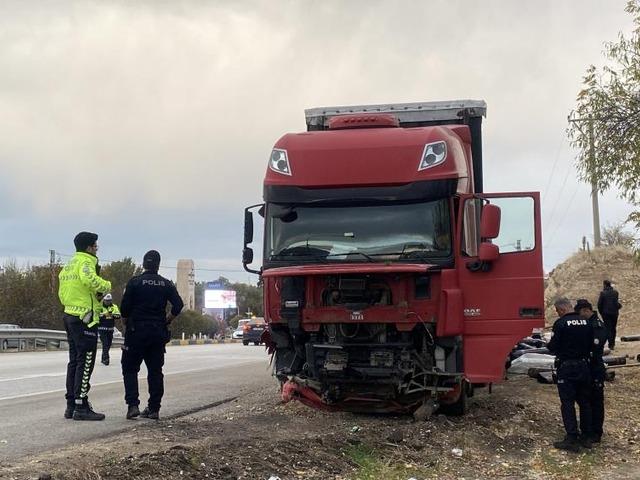 Kavşağa aşırı hızla giren tır otomobile çarptı: 1 ölü