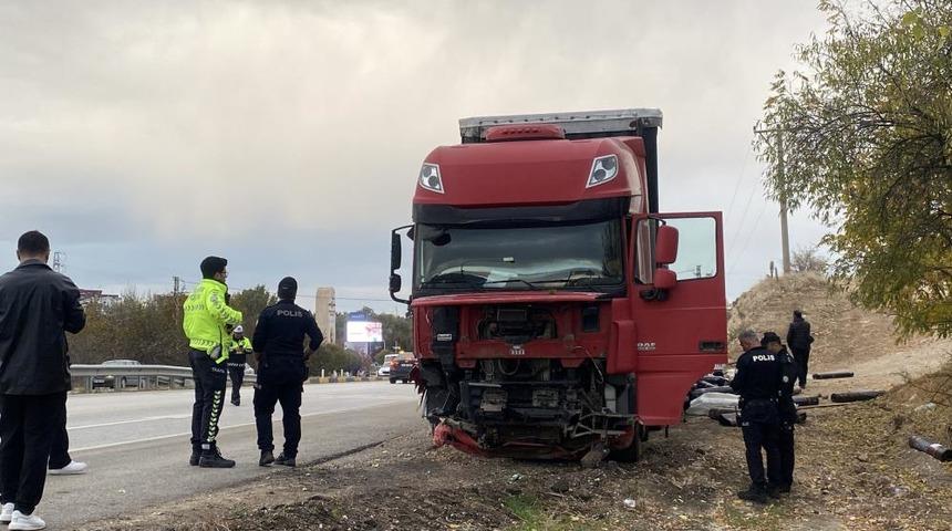 Kavşağa aşırı hızla giren tır otomobile &ccedil;arptı: 1 &ouml;l&uuml;