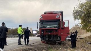 Kavşağa aşırı hızla giren tır otomobile çarptı: 1 ölü