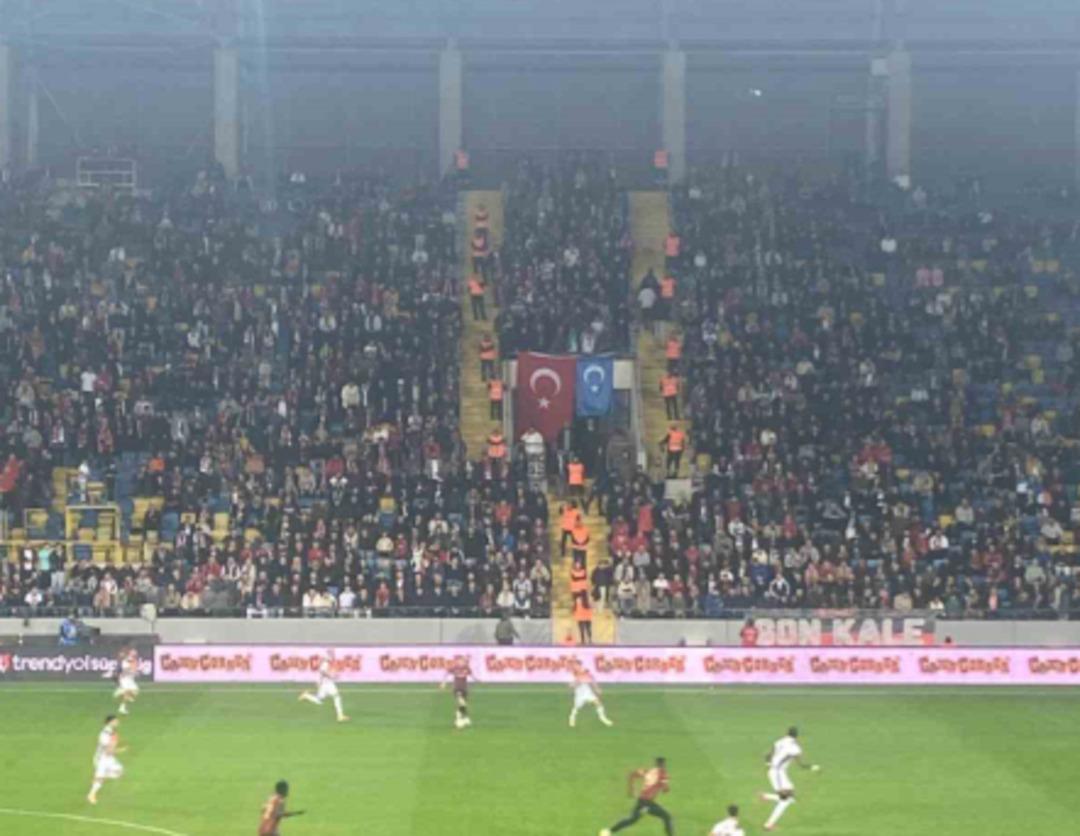 Gençlerbirliği taraftarları tribüne Doğu Türkistan bayrağı astı 1
