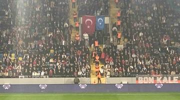 Gençlerbirliği taraftarları tribüne Doğu Türkistan bayrağı astı