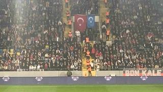 Gençlerbirliği taraftarları tribüne Doğu Türkistan bayrağı astı