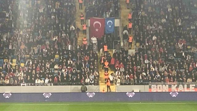 Gençlerbirliği taraftarları tribüne Doğu Türkistan bayrağı astı