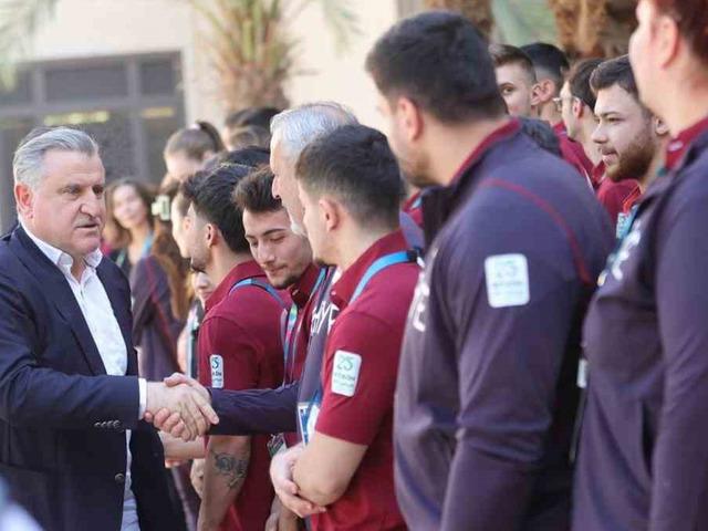Bakan Bak, Suudi Arabistan’da milli sporcularla bir araya geldi