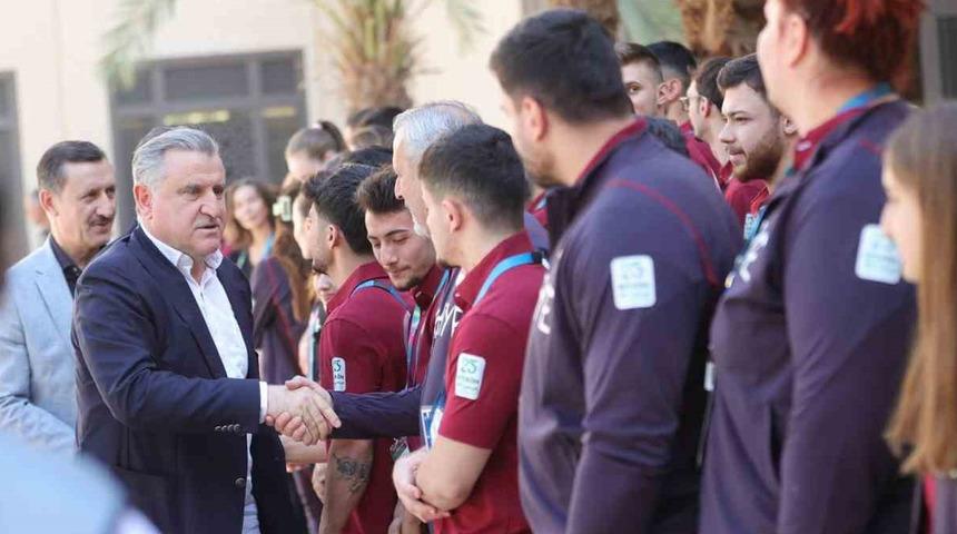 Bakan Bak, Suudi Arabistan&rsquo;da milli sporcularla bir araya geldi