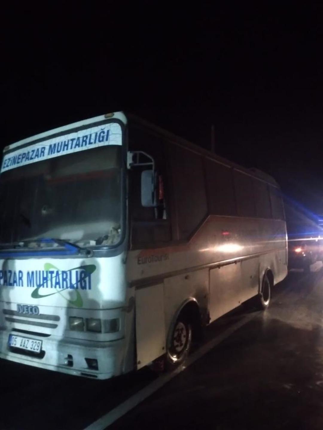 Yolcu midib&uuml;s&uuml;ndeki yangını muhtar ve vatandaşlar &ouml;nledi 1