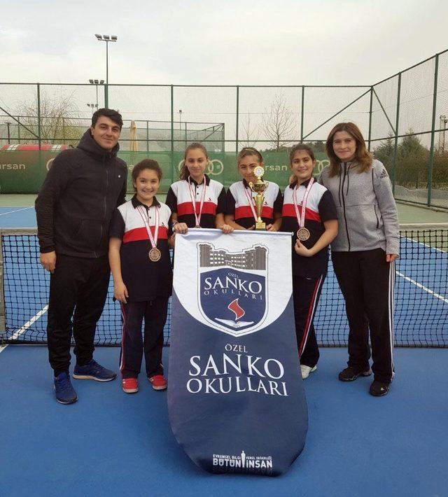 SANKO Okulları küçük kız tenis takımı il üçüncüsü oldu