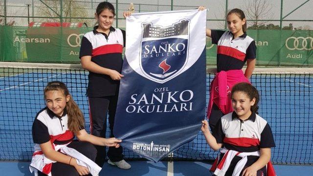 SANKO Okulları küçük kız tenis takımı il üçüncüsü oldu