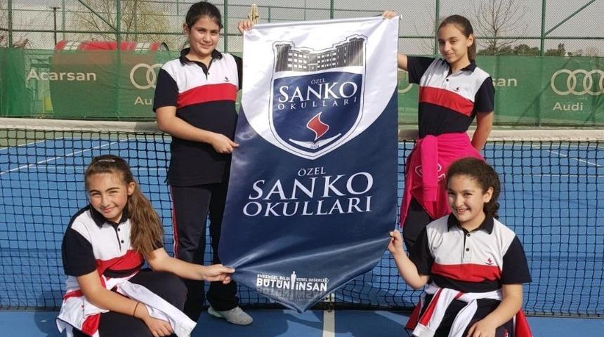 SANKO Okulları k&uuml;&ccedil;&uuml;k kız tenis takımı il &uuml;&ccedil;&uuml;nc&uuml;s&uuml; oldu