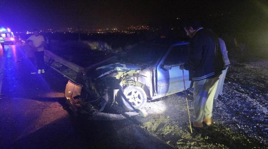 Freni boşalan otomobil yolcu otob&uuml;s&uuml;yle &ccedil;arpıştı