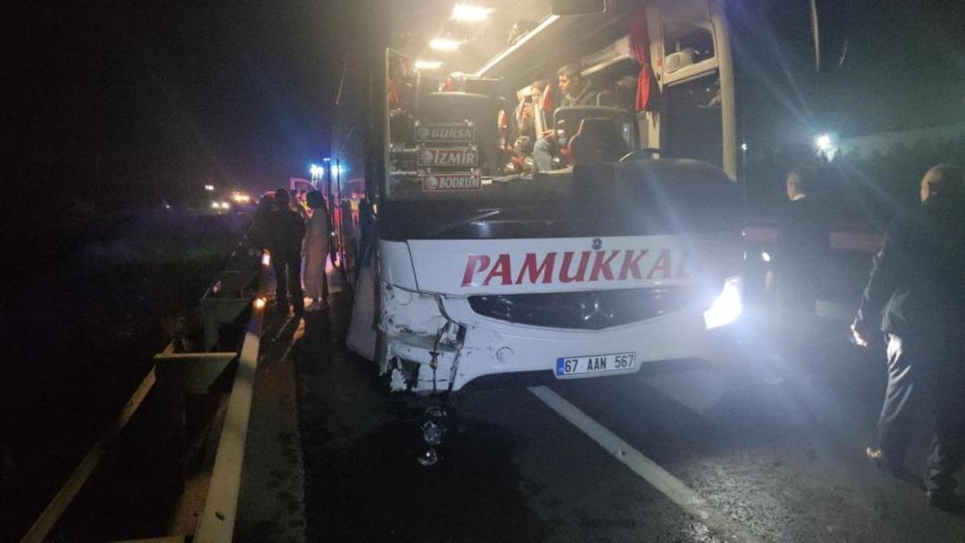 Freni boşalan otomobil yolcu otob&uuml;s&uuml;yle &ccedil;arpıştı 1