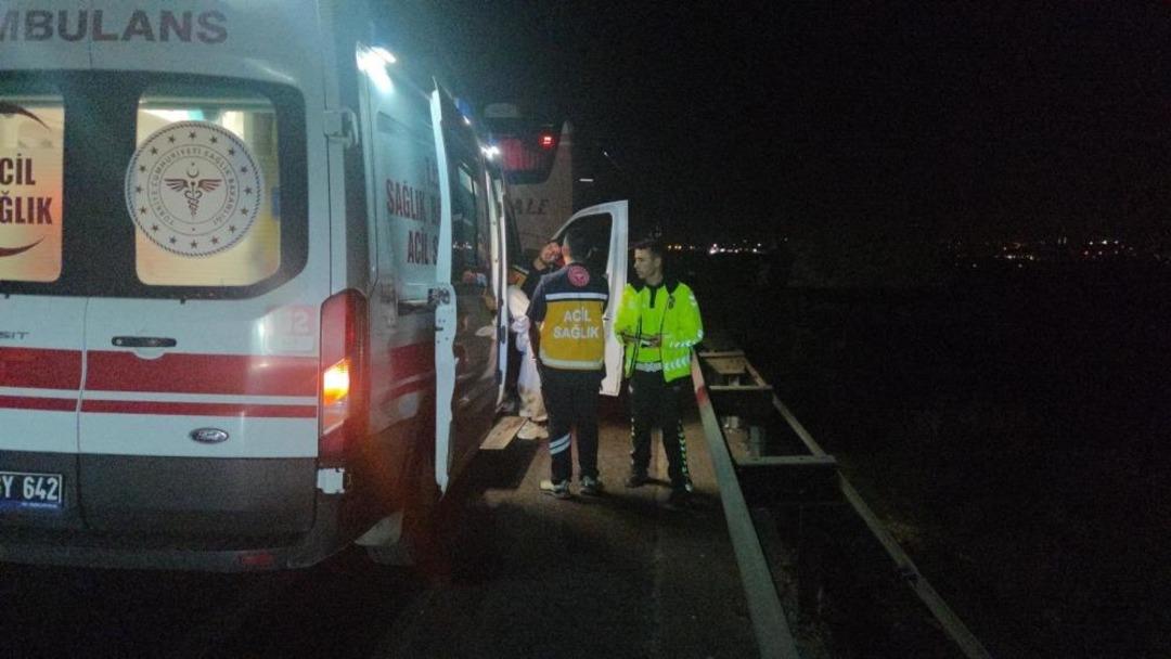 Freni boşalan otomobil yolcu otob&uuml;s&uuml;yle &ccedil;arpıştı 2