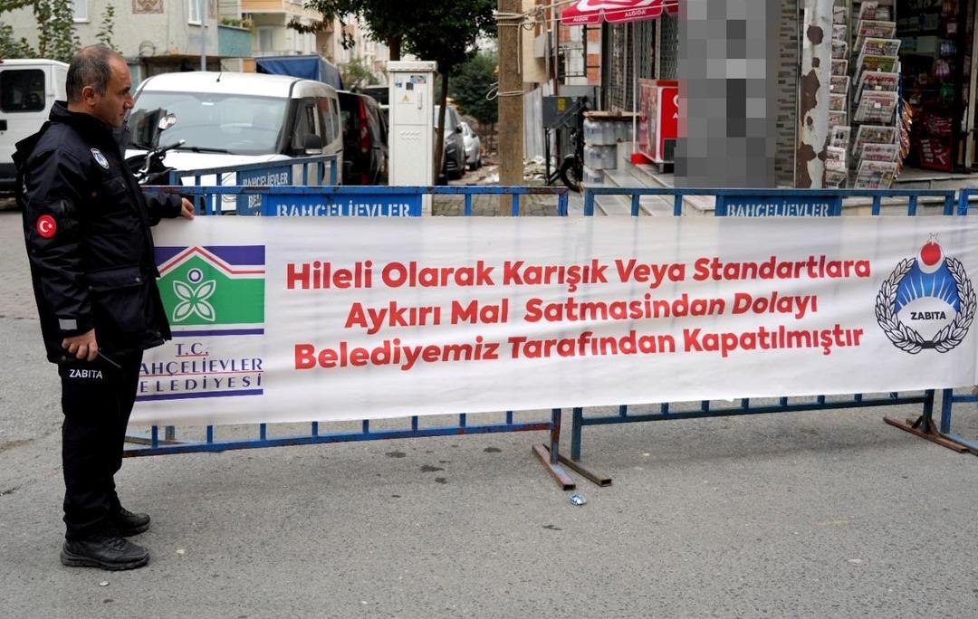 Tezgahı kapatılıp pankart asıldı: Gelen geçen o yazıyı okuyor! Pazarcı esnafa bu kez savcılık şoku 3