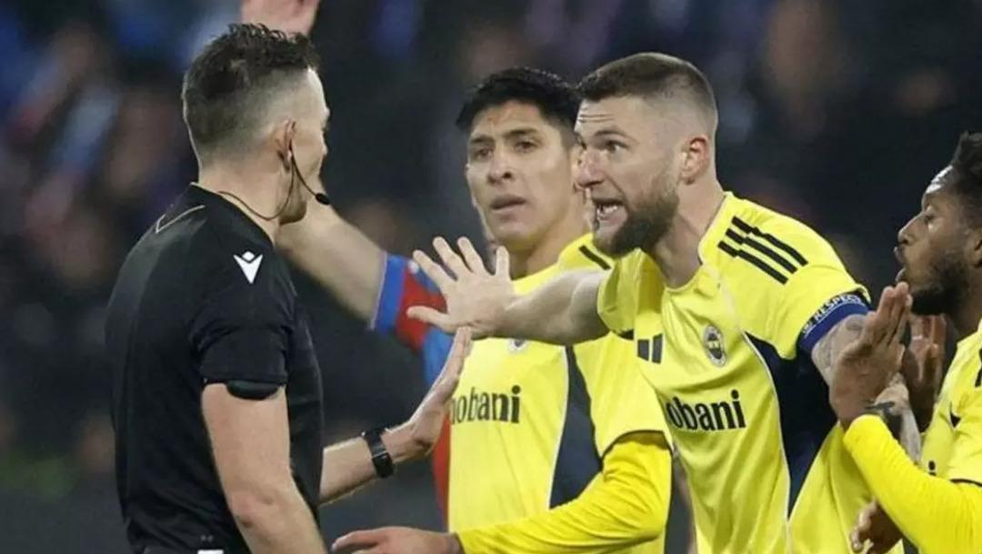 Fenerbah&ccedil;e UEFA ya gidiyor! Hakem Allard Lindhout u şikayet edecekler 2