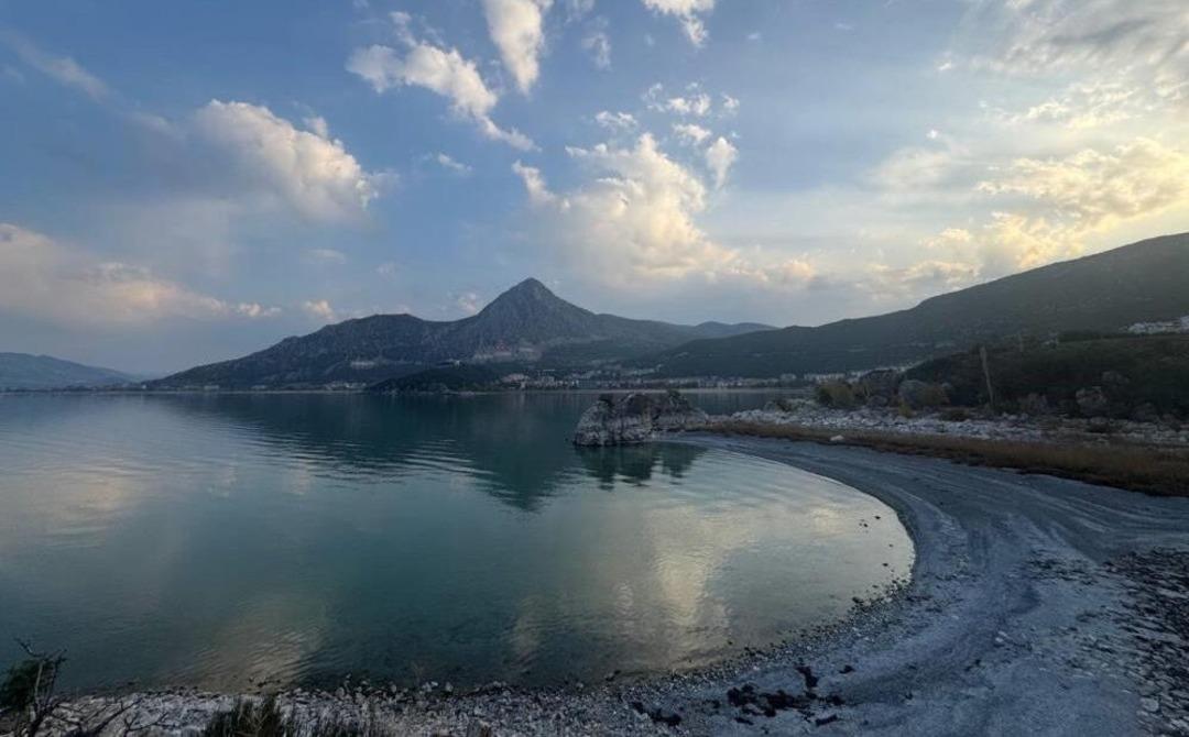 &Uuml;nl&uuml; g&ouml;lde sular &ccedil;ekildi, alev aldı! &Ccedil;akmağı yakınca fark etti 2