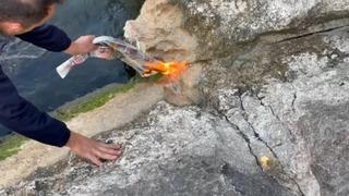 Ünlü gölde sular çekildi, alev aldı! Çakmağı yakınca fark etti