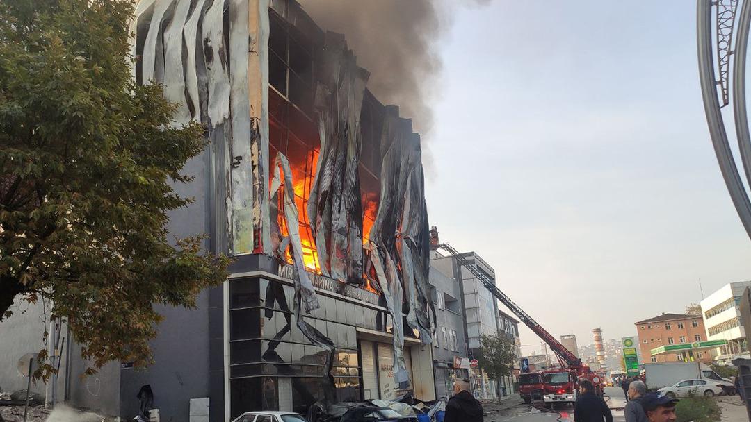 SON DAKİKA | Kocaeli de parfüm deposunda yangın: 6 kişi hayatını kaybetti 1