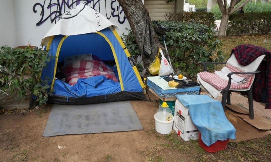 İnternetten tanıştı hayatı kabusa döndü! Eşi önce bıçakla sonra evini aldı! Şimdi çadırda yaşıyor 1