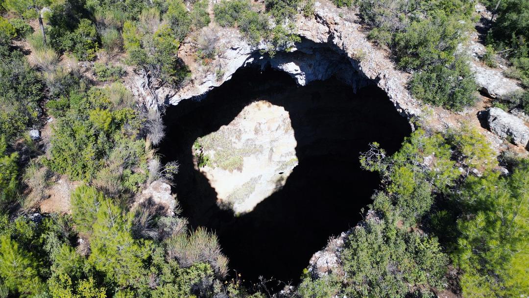 "Girme çıkamazsın" dediler! Fenomen isim 90 metre derinliği olan obruğa indi! 1