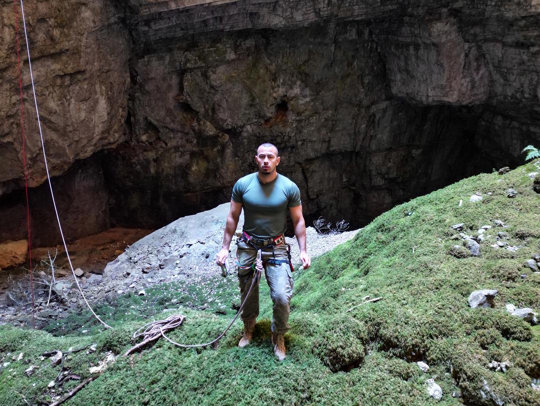 "Girme çıkamazsın" dediler! Fenomen isim 90 metre derinliği olan obruğa indi! 2