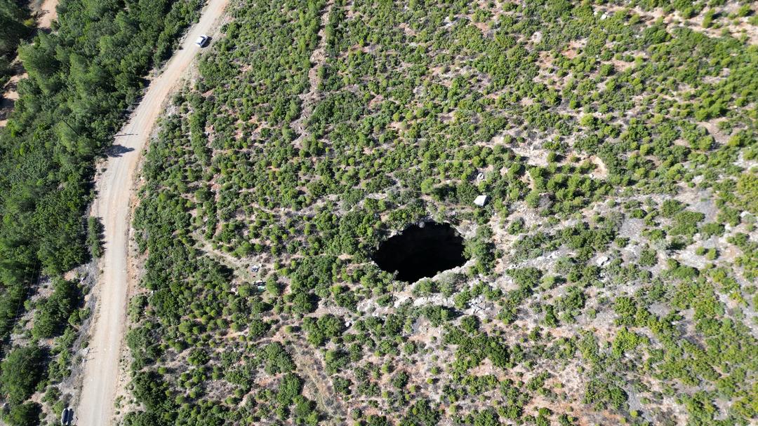 "Girme çıkamazsın" dediler! Fenomen isim 90 metre derinliği olan obruğa indi! 4