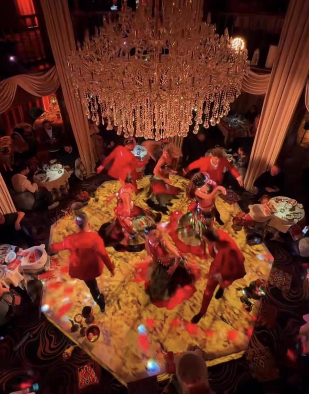 1200xauto Göbek taşında dansöz, hamam tasında yemek... Mimar Sinan inşaa etmişti, görüntüler sosyal medyada yayıldı