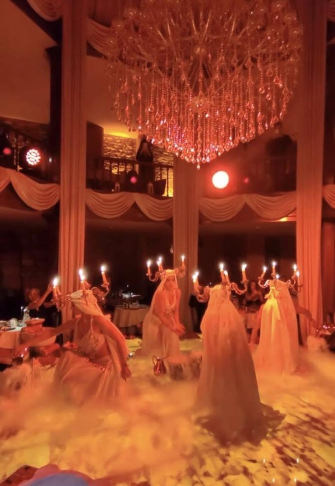 1200xauto Göbek taşında dansöz, hamam tasında yemek... Mimar Sinan inşaa etmişti, görüntüler sosyal medyada yayıldı