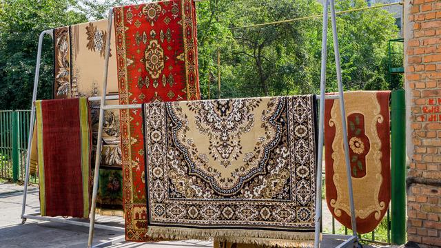 Halı silkeleyenler dikkat! Yargıtay'dan karar: Huzur bozan komşuya hapis cezası