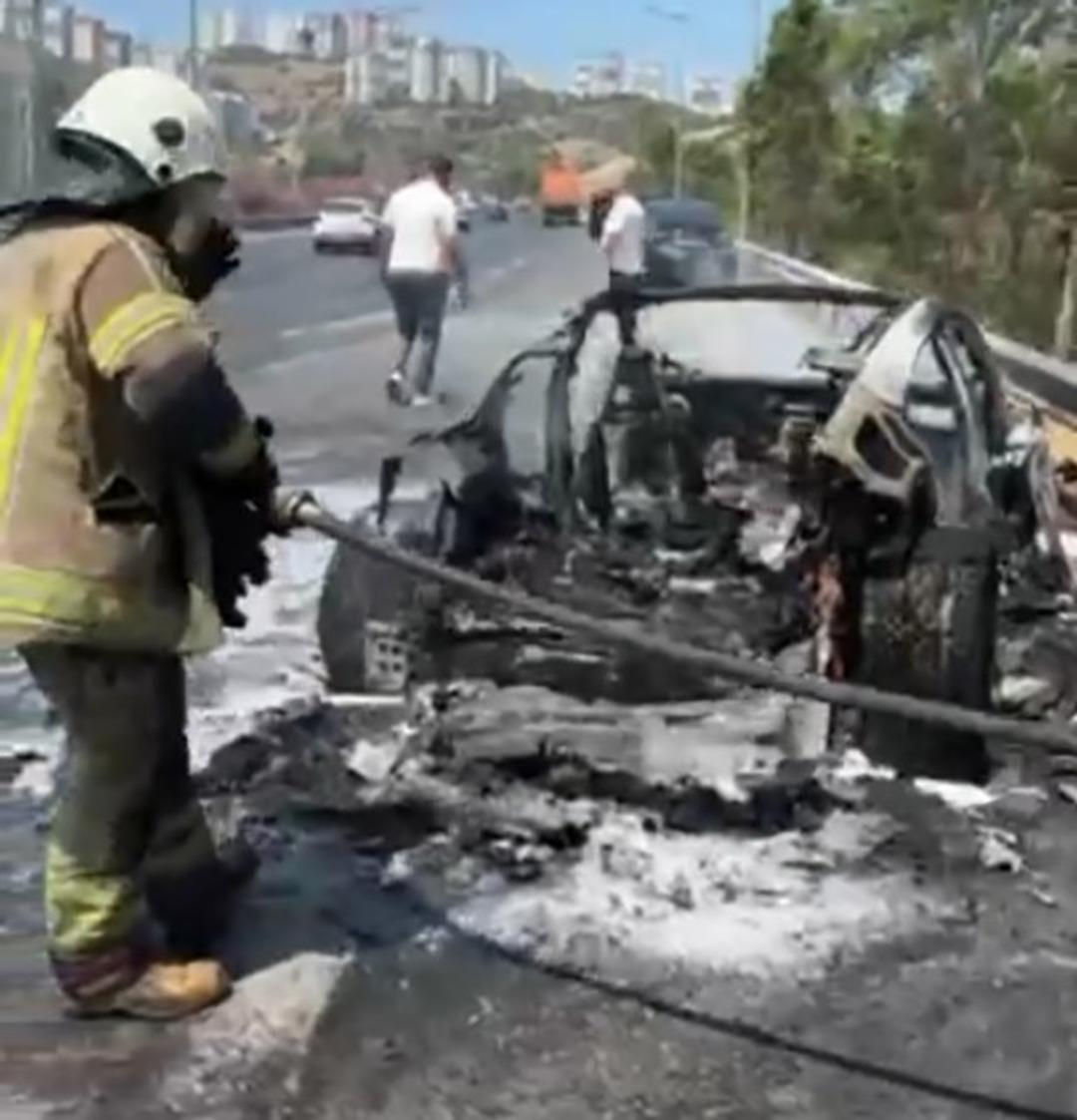 İş insanı Çeşme yolundan canından oluyordu! 18 milyonluk Porsche un kapısı kilitlendi, alev alev yandı 3