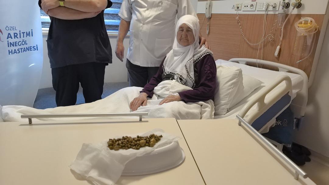 Karın ağrısıyla gitti: Safra kesesinden 213 tane taş &ccedil;ıktı!  1