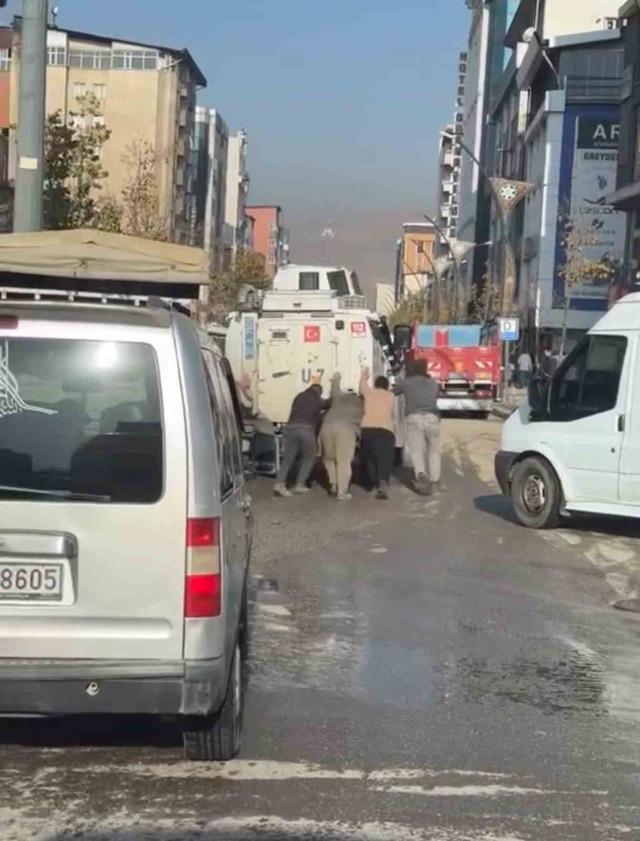 640xauto Yüksekova’da görenleri gülümseten anlar: Arızalan zırhlı araca vatandaş imecesi