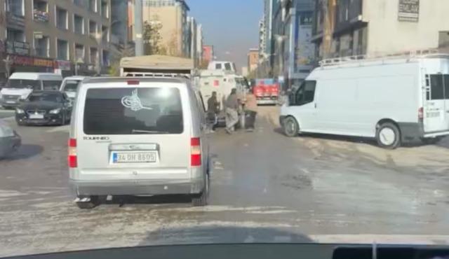 640xauto Yüksekova’da görenleri gülümseten anlar: Arızalan zırhlı araca vatandaş imecesi