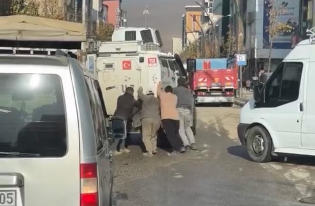 640xauto Yüksekova’da görenleri gülümseten anlar: Arızalan zırhlı araca vatandaş imecesi