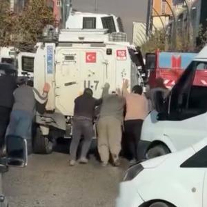 Yüksekova’da görenleri gülümseten anlar: Arızalan zırhlı araca vatandaş imecesi