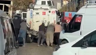 Yüksekova’da görenleri gülümseten anlar: Arızalan zırhlı araca vatandaş imecesi