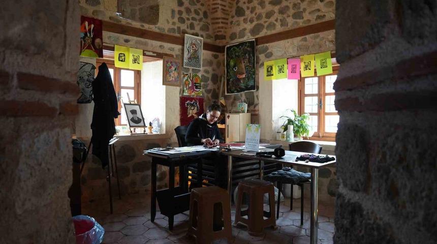 517 yıllık Taşhan: Kadın eliyle sanat ve el emeği g&ouml;z nuru &uuml;r&uuml;nler buluşuyor