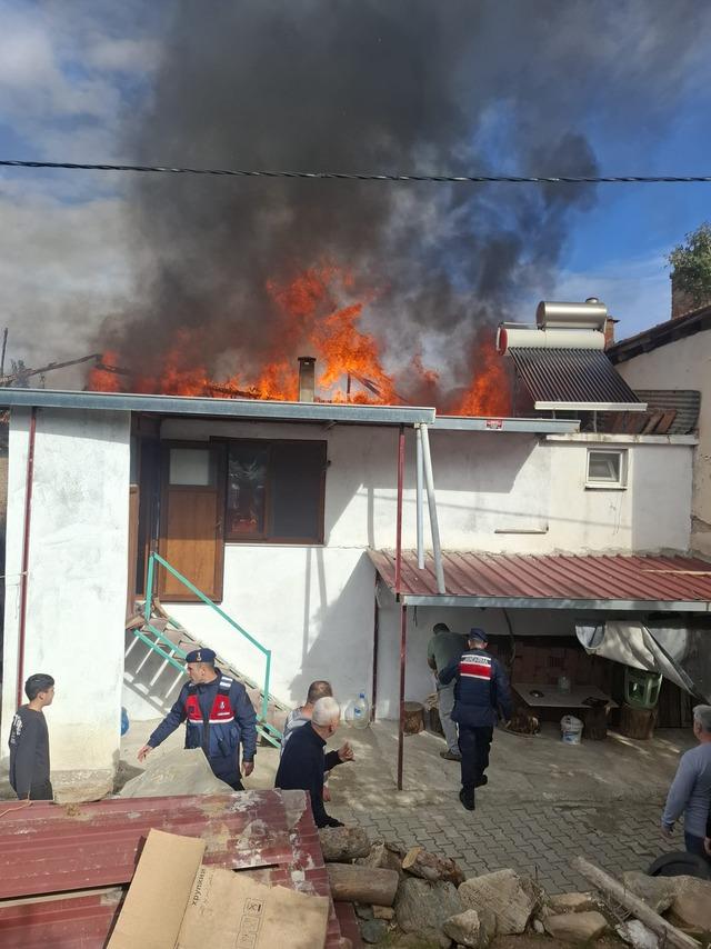 Aydın da &ccedil;ıkan yangında 3 ev hasar g&ouml;rd&uuml; 1