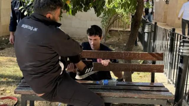 Uyurken bacağını banka sıkıştırdı, itfaiye kurtardı
