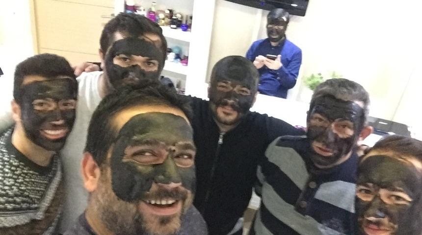 Kadınlar G&uuml;n&uuml;&rsquo;nde y&uuml;zlerini siyaha boyadılar