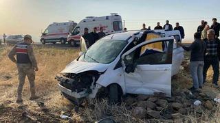 Elazığ’da hafif ticari araç  tarlaya uçtu: 3 yaralı