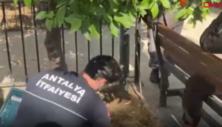 Uyurken bacağını banka sıkıştırdı, itfaiye kurtardı