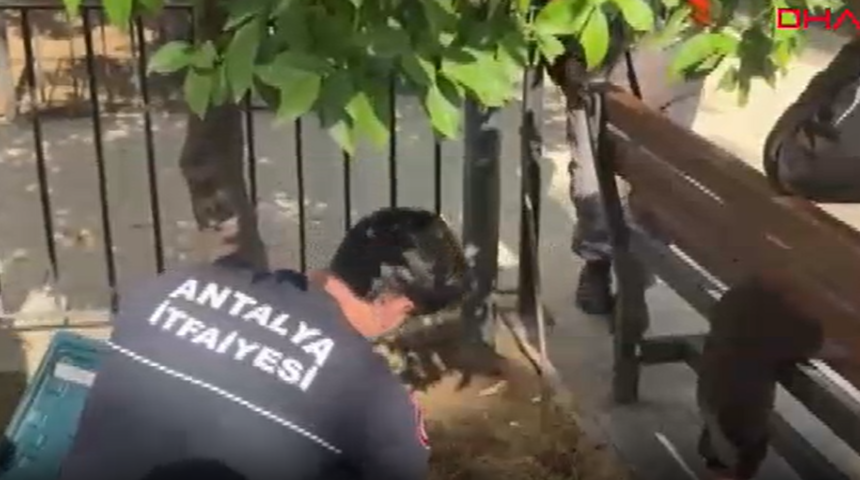 Uyurken bacağını banka sıkıştırdı, itfaiye kurtardı