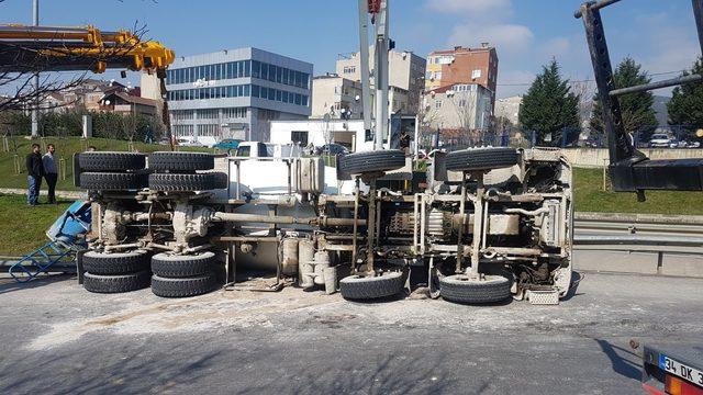 D-100'de beton mikseri devrildi: 1 kişi yaralandı, trafik felç oldu 