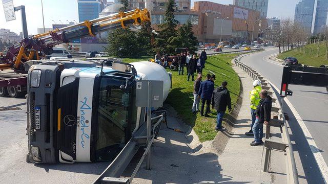 D-100'de beton mikseri devrildi: 1 kişi yaralandı, trafik felç oldu 