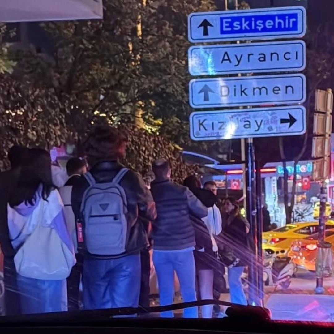 Yer: Ankara! Tabela &ccedil;alındı, yenisi takıldı! Uzun fotoğraf kuyrukları oluştu 2